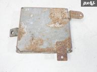 Nissan Skyline R32 HCR32 ECU 23710-04U02 - Rückseite des Gehäuses mit Befestigungslaschen und Korrosion