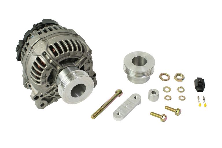 MZR Upgrade-Lichtmaschinen-Kit für Nissan RB, Kit-Abbildung mit Bosch-Generator, Montageteilen und Stecker; 140-A-Ausführung