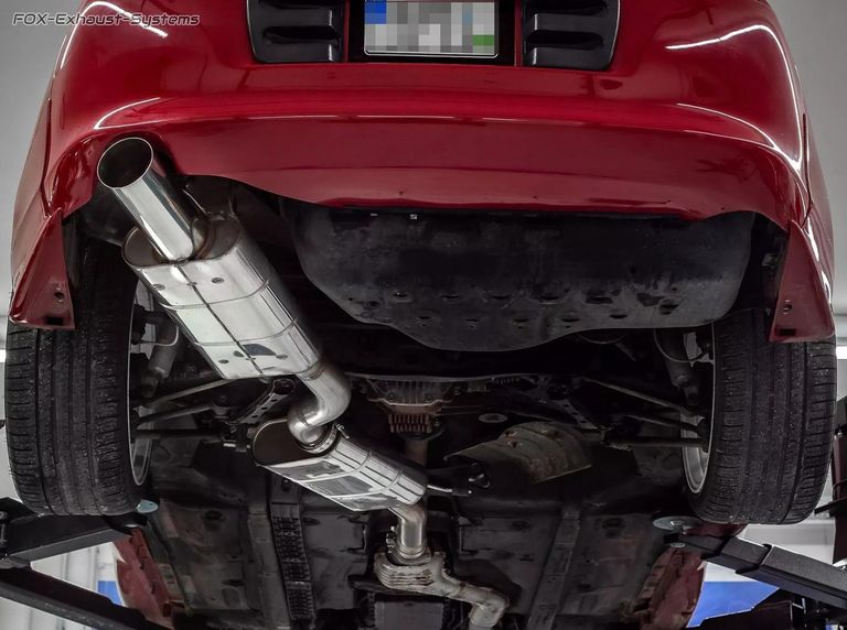 FOX Edelstahl-Abgasanlage ab Kat Toyota Supra MK4 JZA80 3.0 - 114 mm Endrohr - Vor- und Endschalldaempfer in der eingebauten Unterbodenansicht